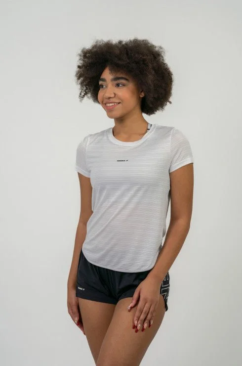 Nebbia Fit Activewear T-Shirt airy with Reflective Logo - White Fitted T-Shirt Seamless Stretchy Nebbia Fit Activewear T-Shirt airy with Reflective Logo - White Fitted T-Shirt Seamless Stretchy